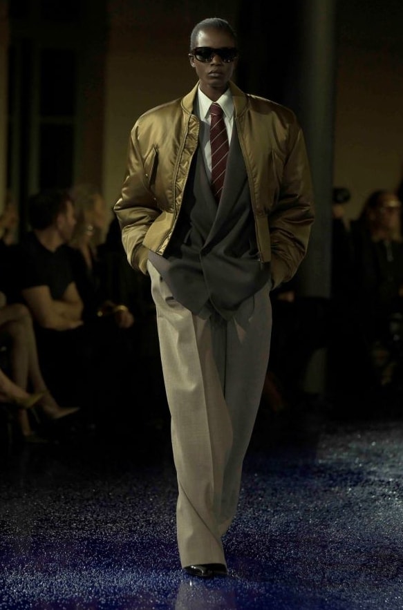 Un look Saint Laurent spring-summer 2025 (ph Francesc Ten/MFF)