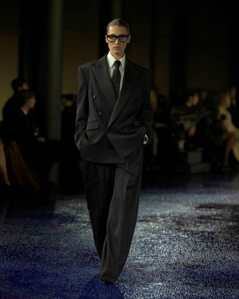 Bella Hadid sul catwalk Saint Laurent spring-summer 2025 (ph Francesc Ten/MFF)