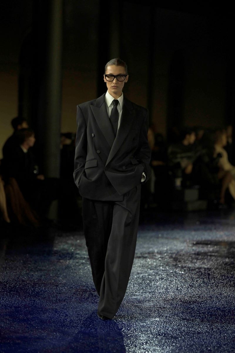 Bella Hadid sul catwalk Saint Laurent spring-summer 2025 (ph Francesc Ten/MFF)