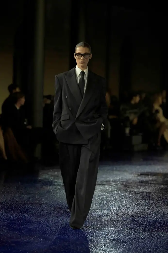 Bella Hadid sul catwalk Saint Laurent spring-summer 2025 (ph Francesc Ten/MFF)