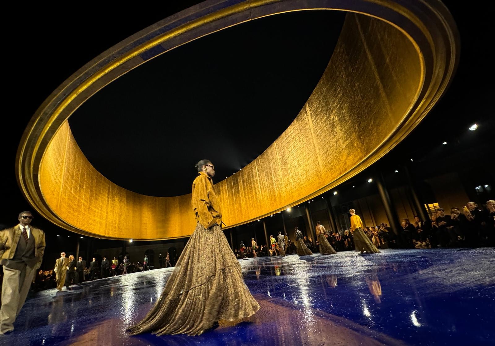 Il finale dello show Saint Laurent spring-summer 2025 (ph Stefano Roncato)