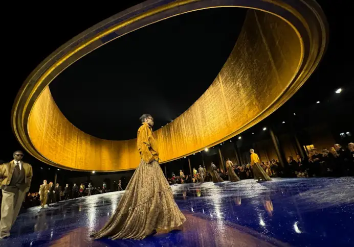 Il finale dello show Saint Laurent spring-summer 2025 (ph Stefano Roncato)