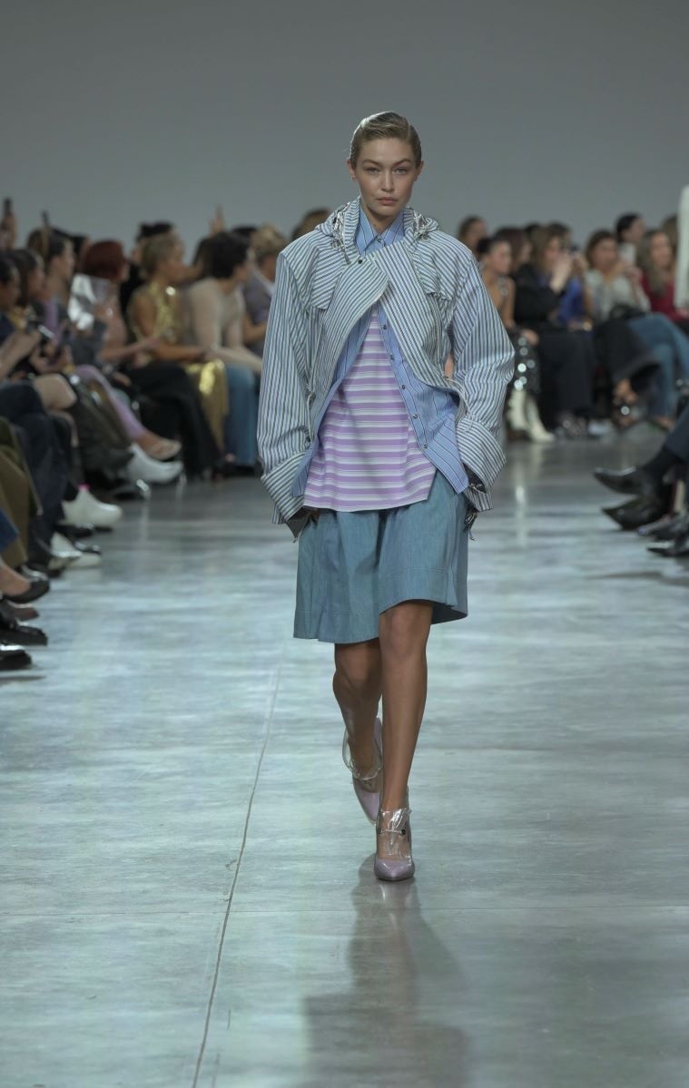 Gigi Hadid sul catwalk Rabanne spring-summer 2025 (ph Francesc Ten/MFF)