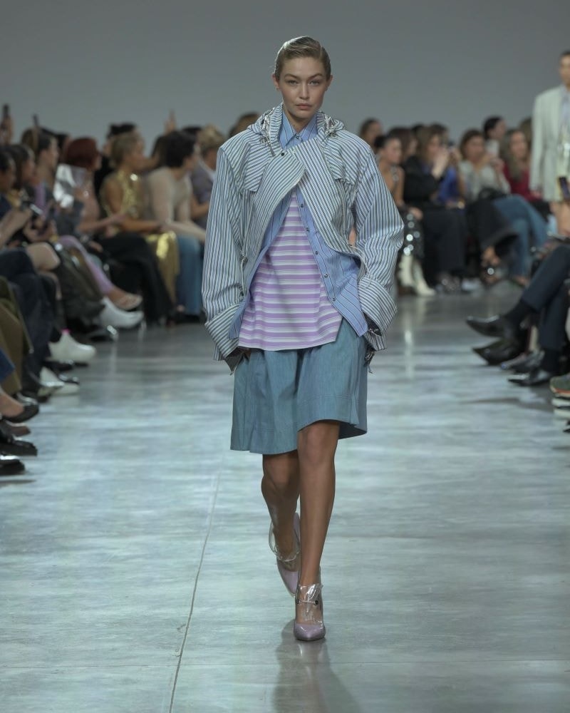 Gigi Hadid sul catwalk Rabanne spring-summer 2025 (ph Francesc Ten/MFF)