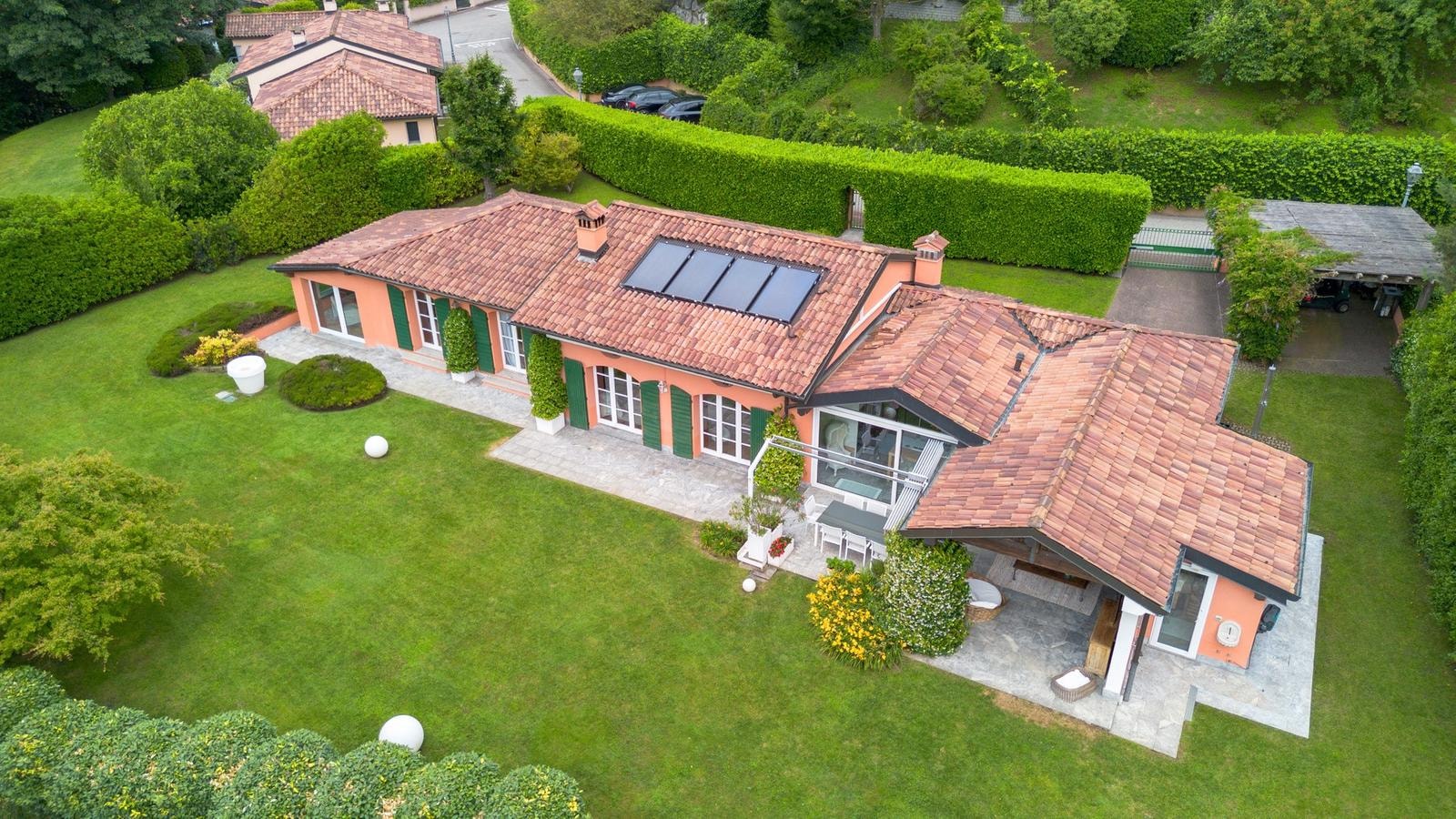 Quimmo Prestige Agency propone in vendita all'interno del Golf Club Bogogno una dimora unifamiliare di 250 metri quadri interni e 1.300 esterni, sviluppata su un solo piano.