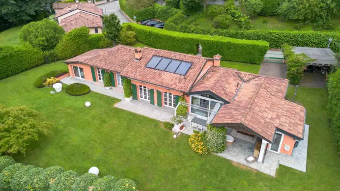 Quimmo Prestige Agency propone in vendita all'interno del Golf Club Bogogno una dimora unifamiliare di 250 metri quadri interni e 1.300 esterni, sviluppata su un solo piano.