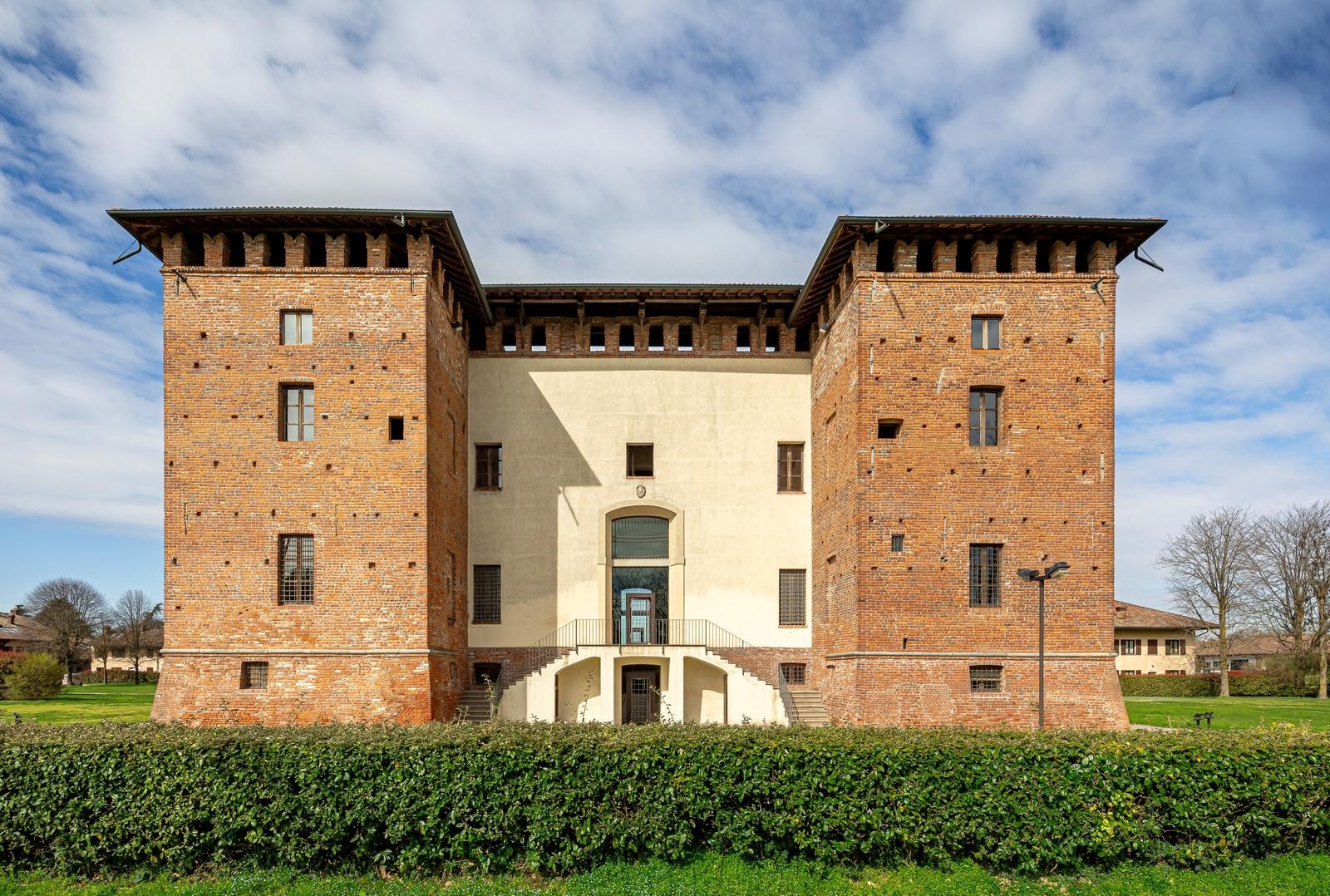 Il Castello di Tolcinasco, sede di uno dei circoli italiani di golf più esclusivi, è in vendita. A gestirlo, Italy Sotheby’s International Realty. Perfetto per essere trasformato in attività ricettiva.