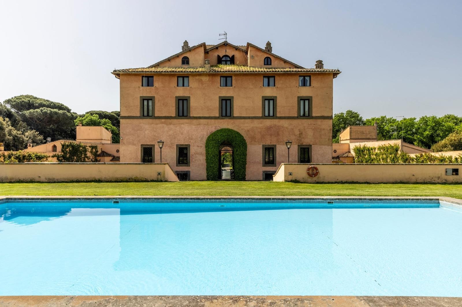 Alle porte di Roma, Italy Sotheby’s International Realty ha in vendita il Castello dell’Olgiata, che confina con l’omonimo prestigioso campo. 5 livelli nel corpo principale, oltre a 4 torri perimetrali dove si trovano 8 appartamenti. Il totale è di 6.000 metri quadri, 34 camere e 35 bagni. Completano la proprietà una villa nel bosco, una piscina incastonata in un prato all'inglese, una club house con palestra e una piccola piscina riscaldata.