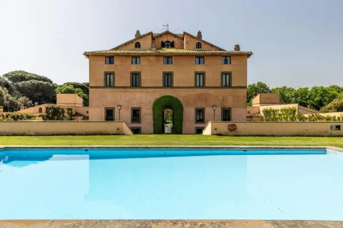 Alle porte di Roma, Italy Sotheby’s International Realty ha in vendita il Castello dell’Olgiata, che confina con l’omonimo prestigioso campo. 5 livelli nel corpo principale, oltre a 4 torri perimetrali dove si trovano 8 appartamenti. Il totale è di 6.000 metri quadri, 34 camere e 35 bagni. Completano la proprietà una villa nel bosco, una piscina incastonata in un prato all'inglese, una club house con palestra e una piccola piscina riscaldata.