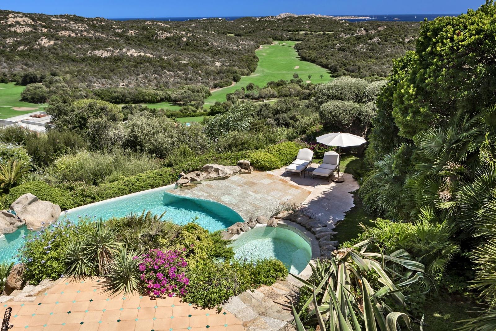 Affacciata sul campo del Pevero Golf Club, in Costa Smeralda, questa villa, con superba vista panoramica, ha soggiorno con veranda coperta, zona pranzo e cucina, 4 camere da letto e 4 bagni. All’esterno una grande piscina, zona barbecue e diversi salottini. Italy Sotheby’s International Realty.