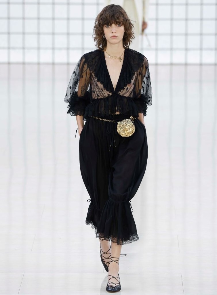 Un look Chloé spring-summer 2025 (ph Francesc Ten/MFF)
