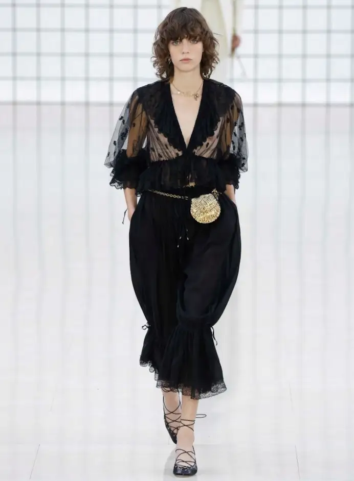 Un look Chloé spring-summer 2025 (ph Francesc Ten/MFF)