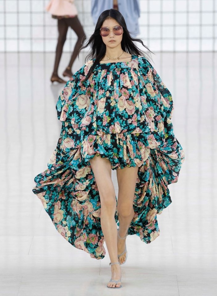 Un look Chloé spring-summer 2025 (ph Francesc Ten/MFF)