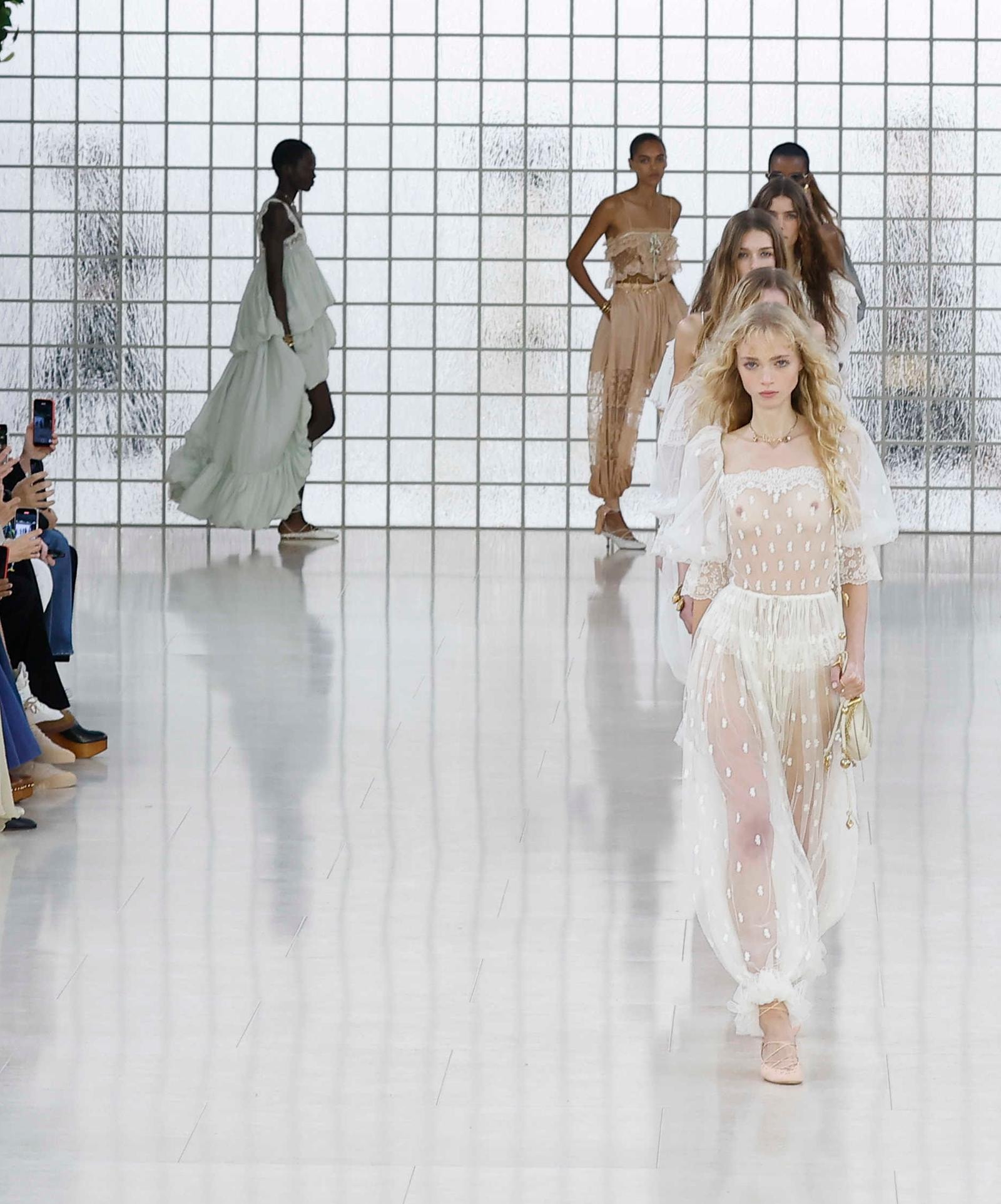 Il finale della sfilata Chloé spring-summer 2025 (ph Francesc Ten/MFF)