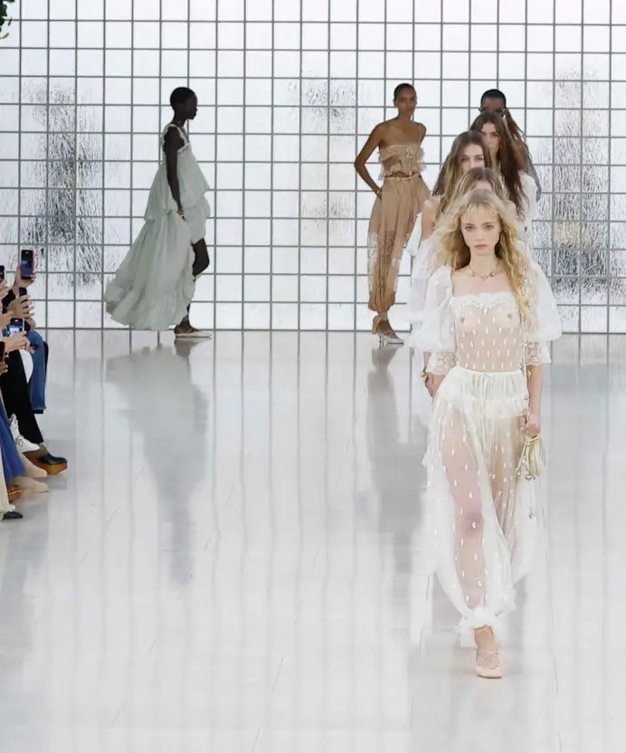 Il finale della sfilata Chloé spring-summer 2025 (ph Francesc Ten/MFF)
