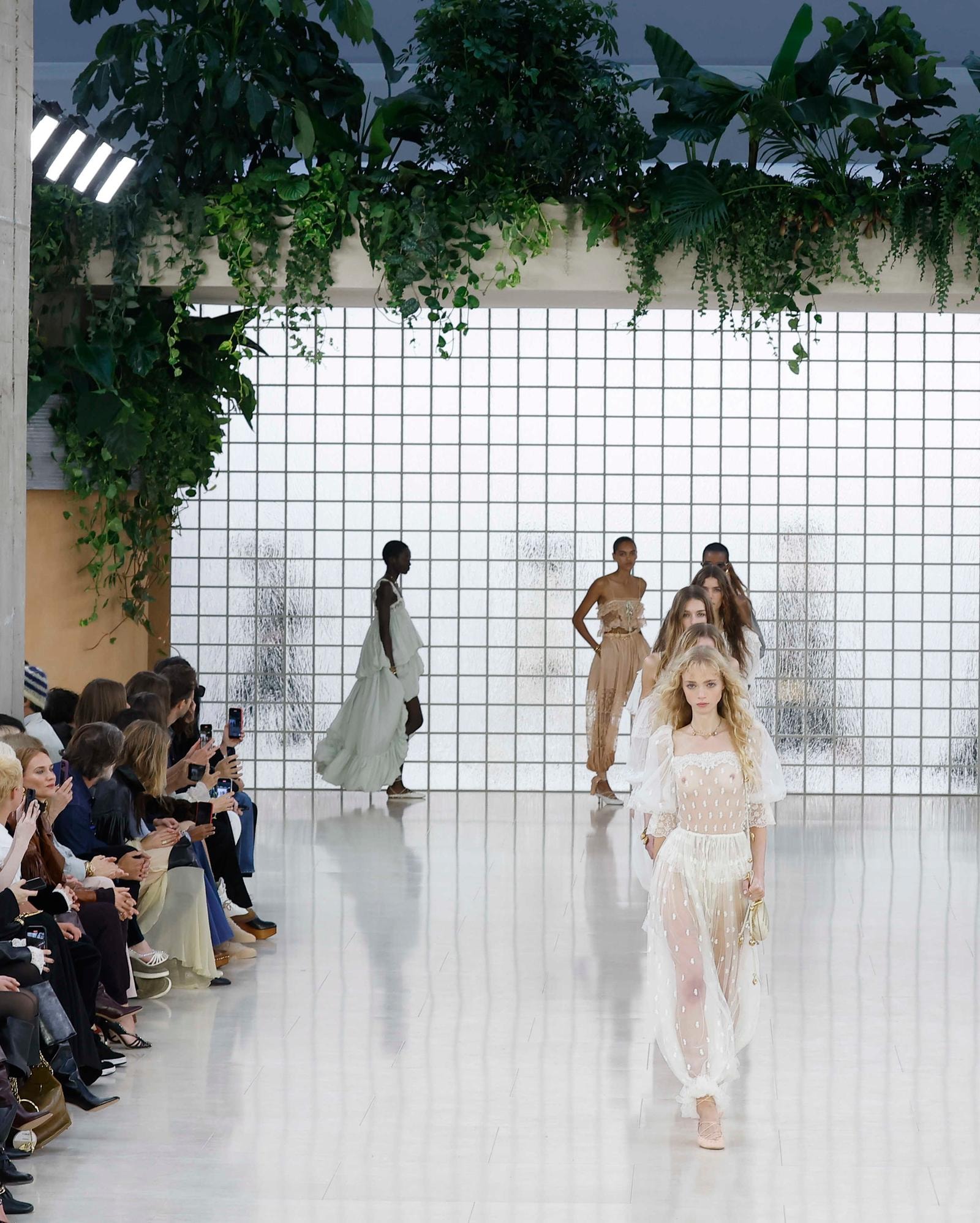 Il finale della sfilata Chloé spring-summer 2025 (ph Francesc Ten/MFF)