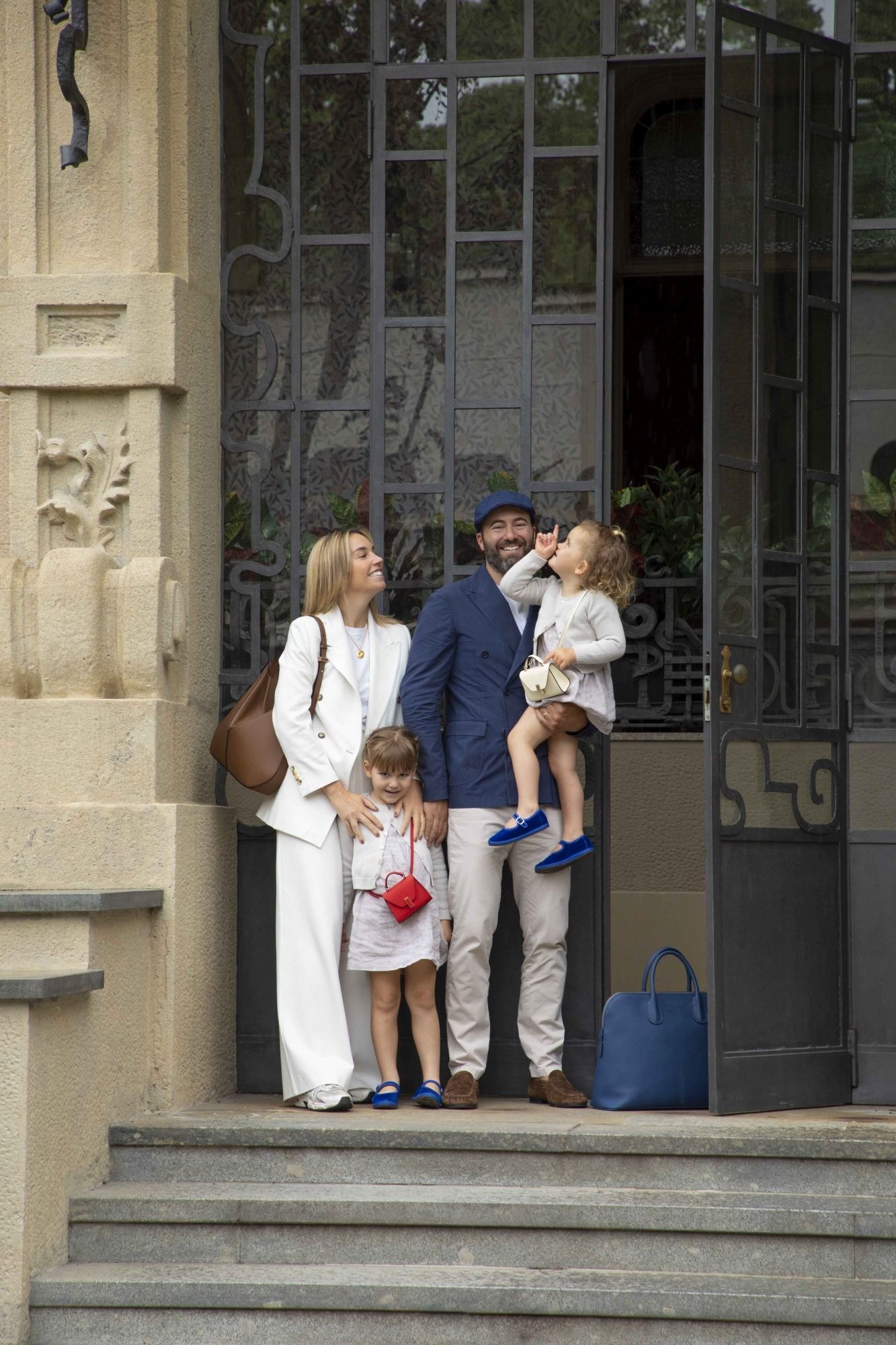 Carolina Fumagalli, brand manager dell’hotel Due Lune, con il marito Francesco Rossi e le figlie Maddalena e Benedetta, a Palazzo Castiglioni, con la borsa Hobo Vivi, la Bowling MyLogo blu, e la Iside-bag arancione. Tutte di Valextra