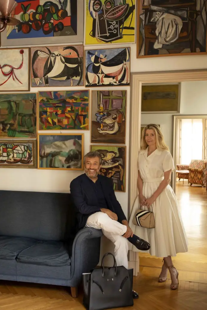 Alessandra Maestroni e Enrico Buonocore, fondatore della catena di ristoranti Langosteria, nella celebre Casa-museo Boschi di Stefano, in via Jan 15, a Milano, con due creazioni di Valextra, la mini-bag Iside Intarsia, e la maxi borsa black Milano