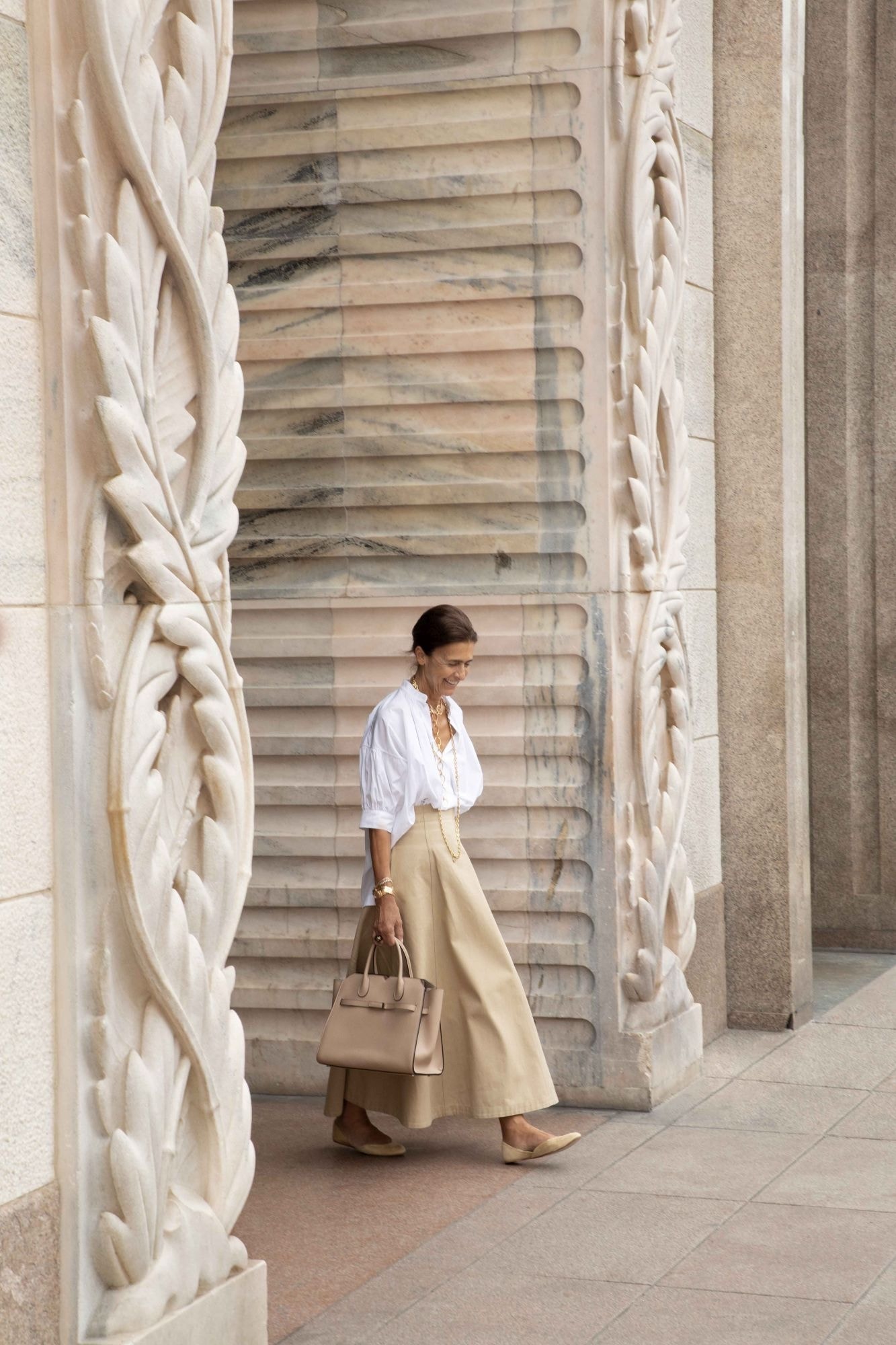 Francesca Ruffini Stoppani, creative director del brand di abbigliamento Restless Sleepers, con la borsa a due manici media Milano di Valextra all’Arengario, il palazzo che oggi ospita il Museo del Novecento, in piazza del Duomo