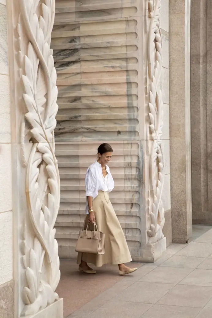 Francesca Ruffini Stoppani, creative director del brand di abbigliamento Restless Sleepers, con la borsa a due manici media Milano di Valextra all’Arengario, il palazzo che oggi ospita il Museo del Novecento, in piazza del Duomo