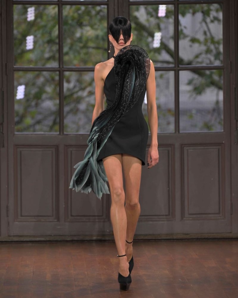 Con Mugler nella selva dei fiori dark