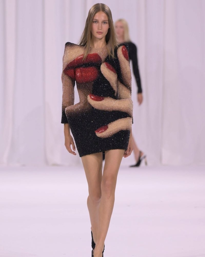 Un look Balmain spring-summer 2025 (ph Francesc Ten/MFF)
