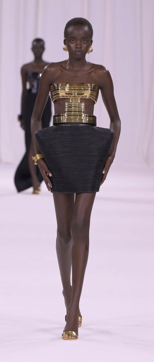 Un look Balmain spring-summer 2025 (ph Francesc Ten/MFF)
