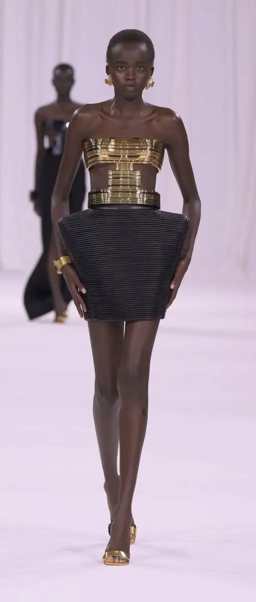 Un look Balmain spring-summer 2025 (ph Francesc Ten/MFF)