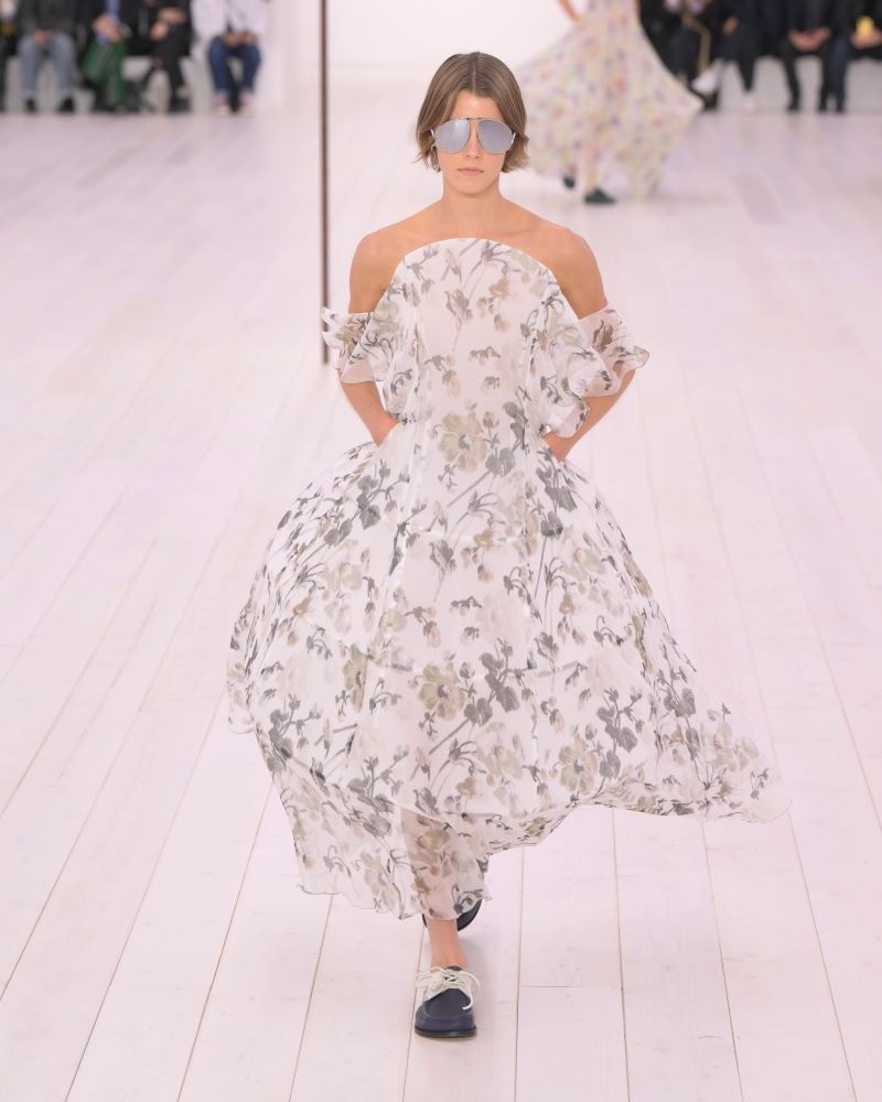 Un look Loewe spring-summer 2025 (ph Francesc Ten/MFF)