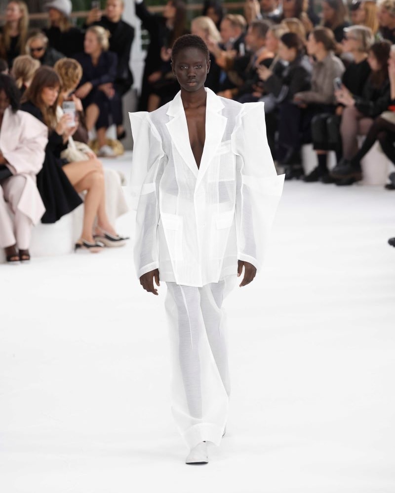 Un look Issey Miyake spring-summer 2025 (ph Francesc Ten/MFF)