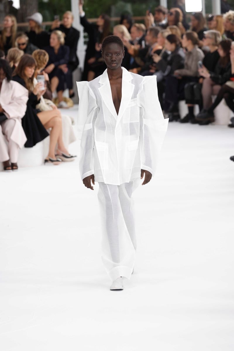 Un look Issey Miyake spring-summer 2025 (ph Francesc Ten/MFF)