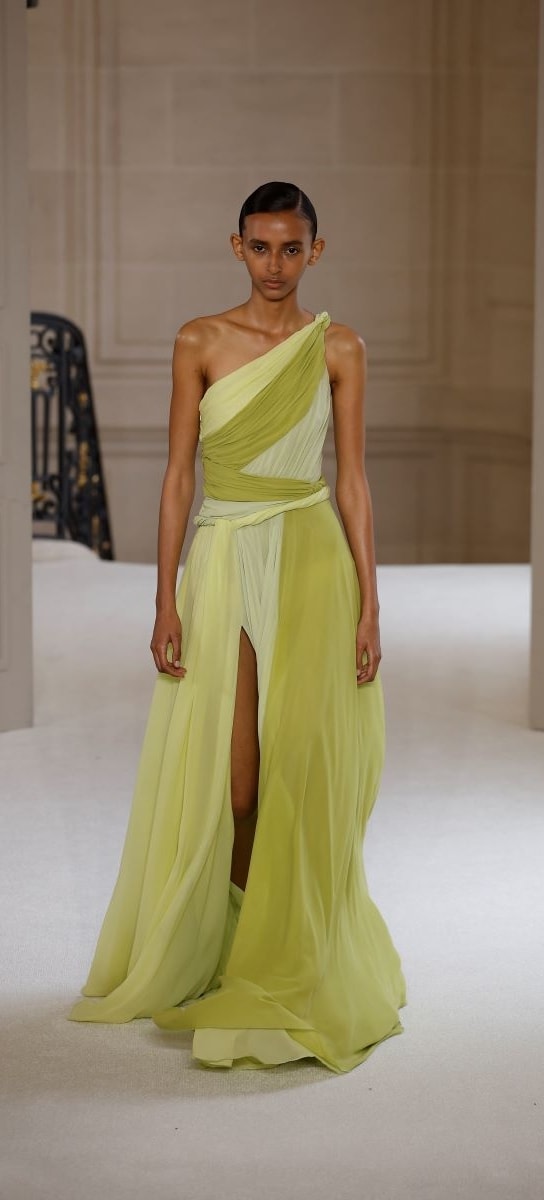 Un look Giambattista Valli spring-summer 2025 (ph Francesc Ten/MFF)