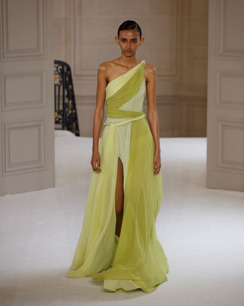 Un look Giambattista Valli spring-summer 2025 (ph Francesc Ten/MFF)