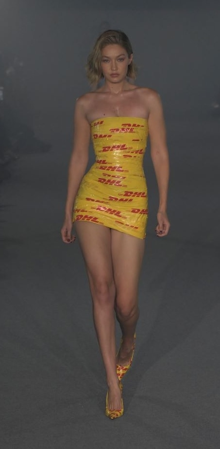 Gigi Hadid in Vetements nella spring-summer 2025 (ph Francesc Ten/MFF)