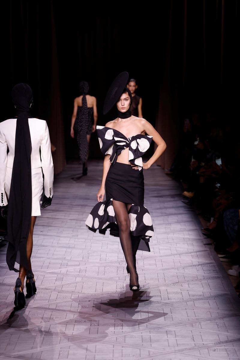 Un look Nina Ricci spring-summer 2025 (ph Francesc Ten/MFF)