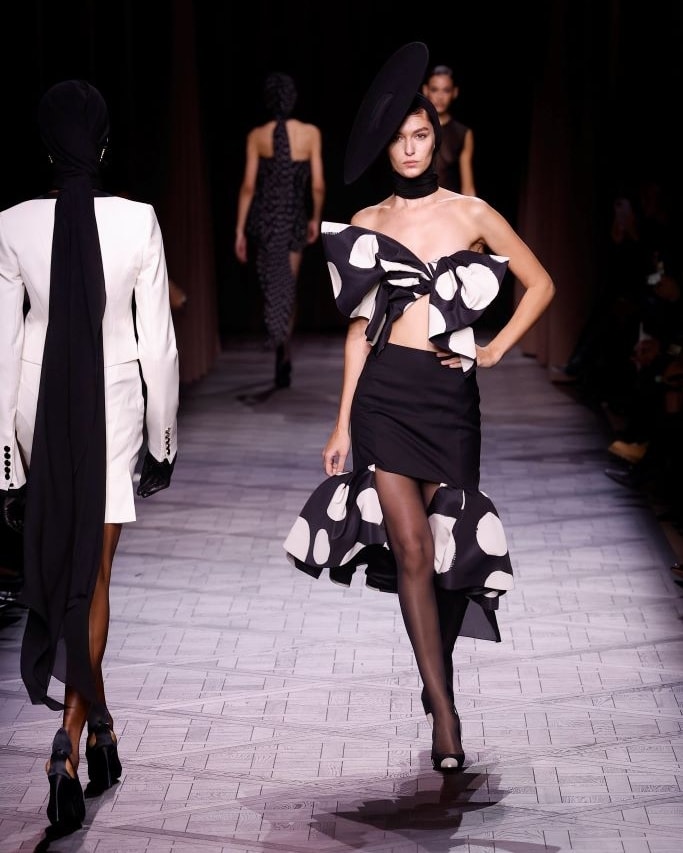 Un look Nina Ricci spring-summer 2025 (ph Francesc Ten/MFF)