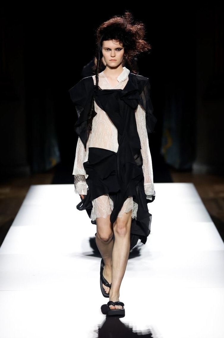Un look Yohji Yamamoto spring-summer 2025 (ph Francesc Ten/MFF)