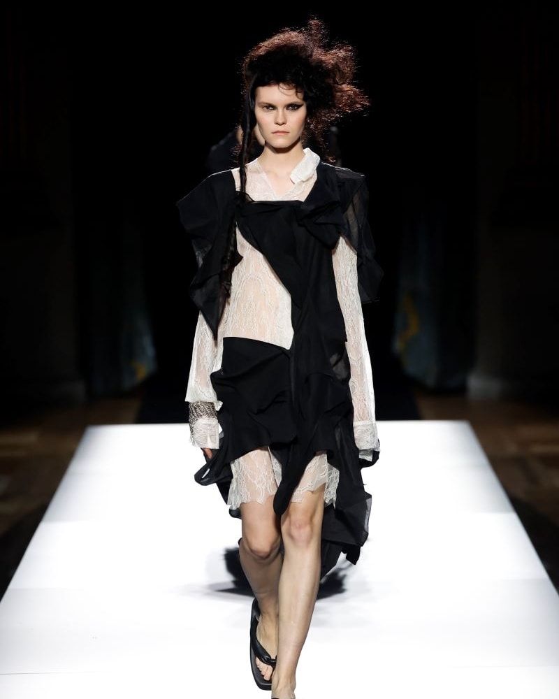 Un look Yohji Yamamoto spring-summer 2025 (ph Francesc Ten/MFF)