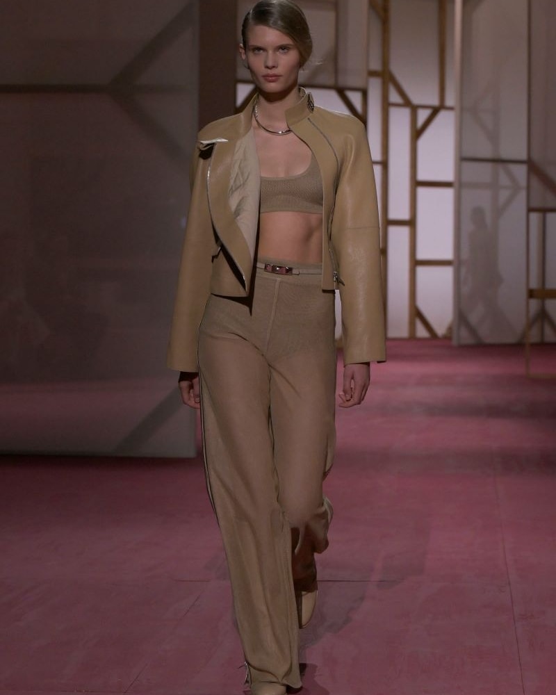 Un look Hermès spring-summer 2025 (ph Francesc Ten/MFF)