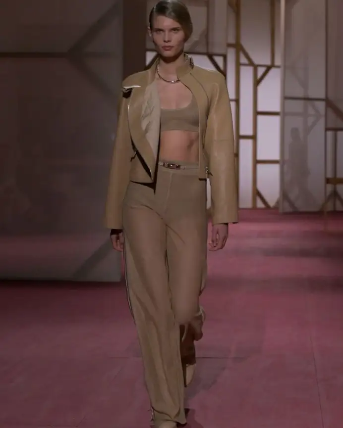 Un look Hermès spring-summer 2025 (ph Francesc Ten/MFF)
