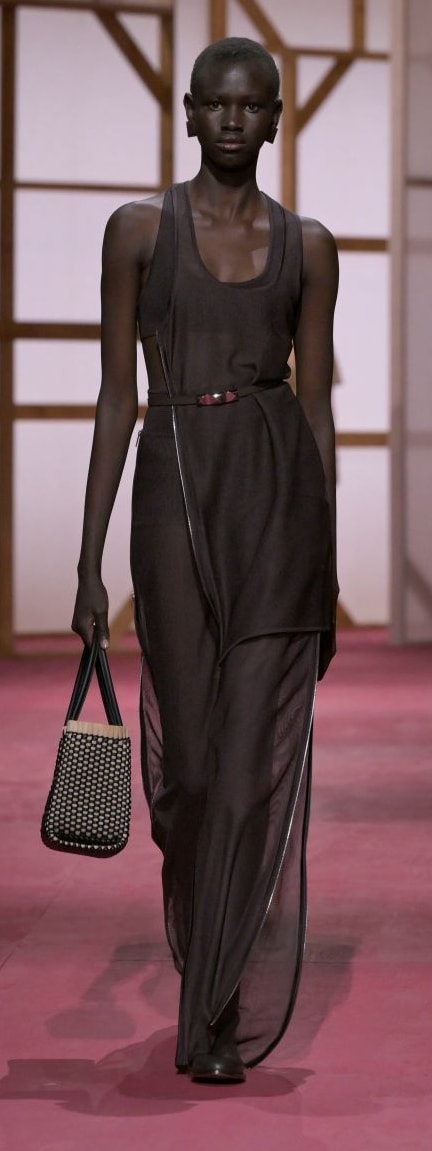 Un look Hermès spring-summer 2025 (ph Francesc Ten/MFF)