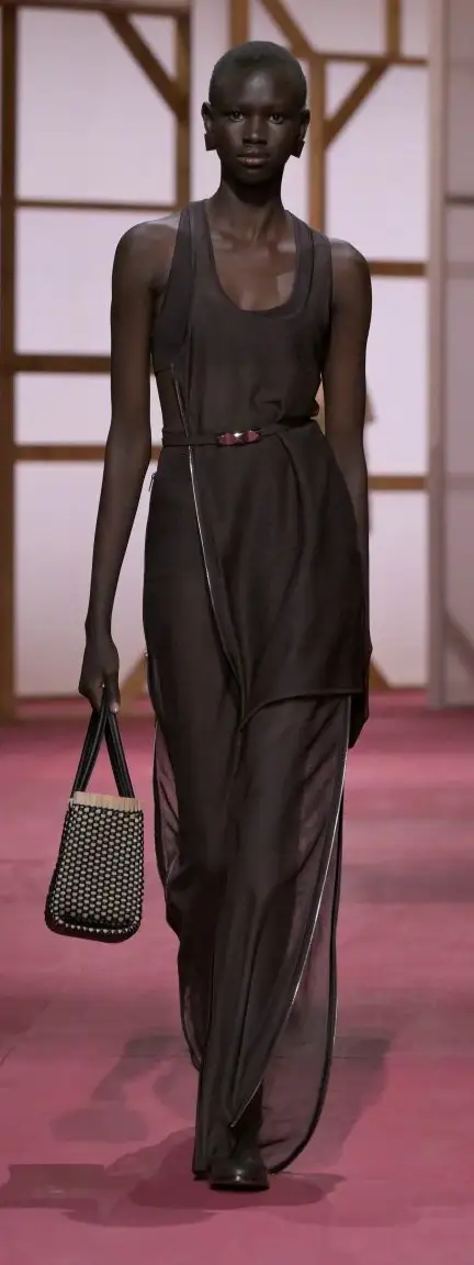 Un look Hermès spring-summer 2025 (ph Francesc Ten/MFF)