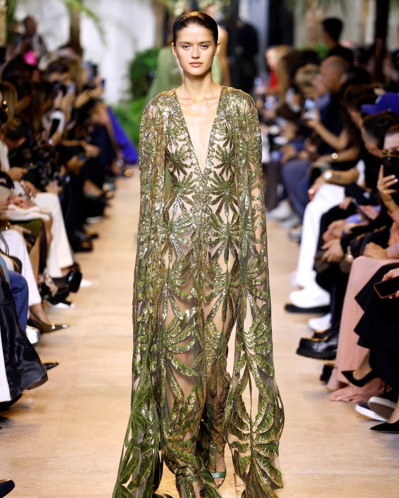 Un look Elie Saab spring-summer 2025 (ph Francesc Ten/MFF)