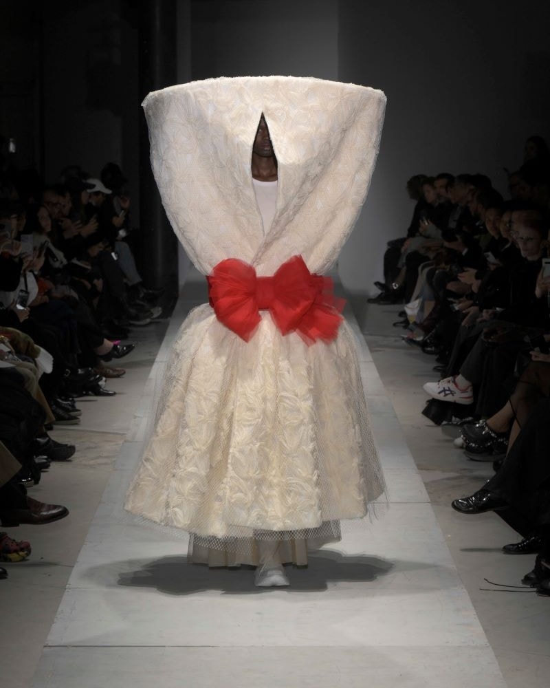 Un look Comme des garçons spring-summer (ph Francesc Ten/MFF)
