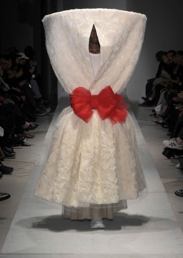 Un look Comme des garçons spring-summer (ph Francesc Ten/MFF)