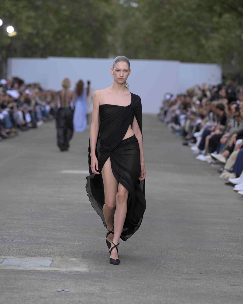 Un look Stella McCartney spring-summer 2025 (ph Francesc Ten/MFF)