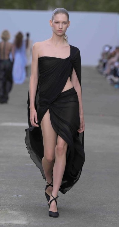 Un look Stella McCartney spring-summer 2025 (ph Francesc Ten/MFF)