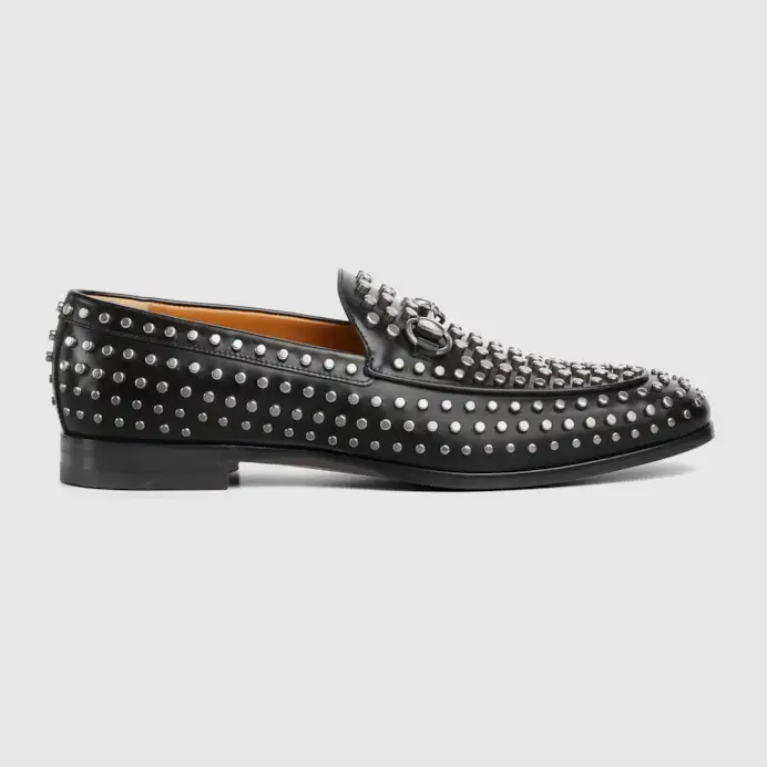Rock con morsetto e borchie, di Gucci, 1.990 euro.