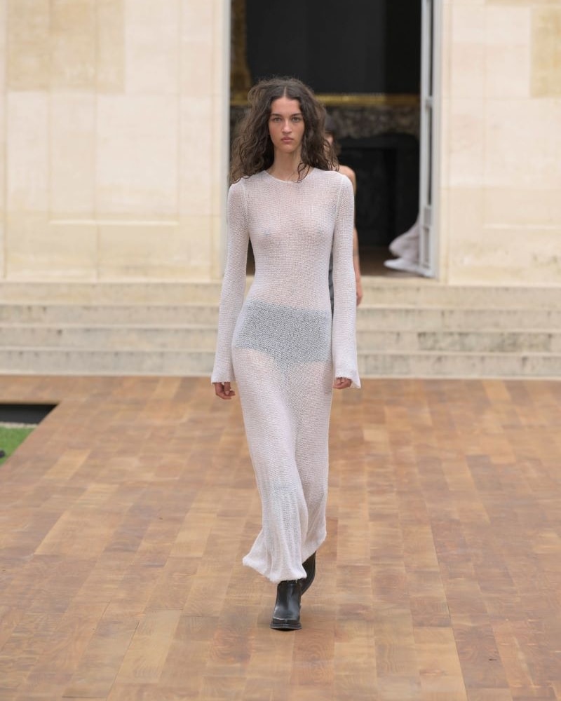 Un look Gabriela Hearst spring-summer 2025 (ph Francesc Ten/MFF)