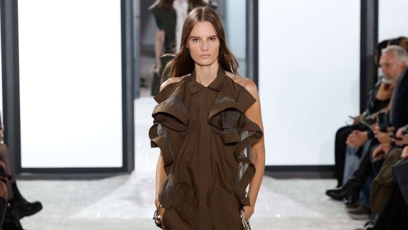 Un look Sacai spring-summer 2025 (ph Francesc Ten/MFF)